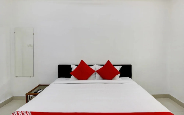 Golden Hive By OYO Rooms