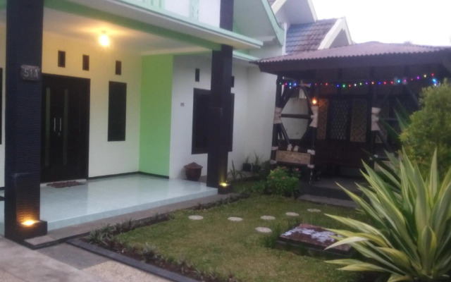 Villa Keluarga "Pondok Daun"