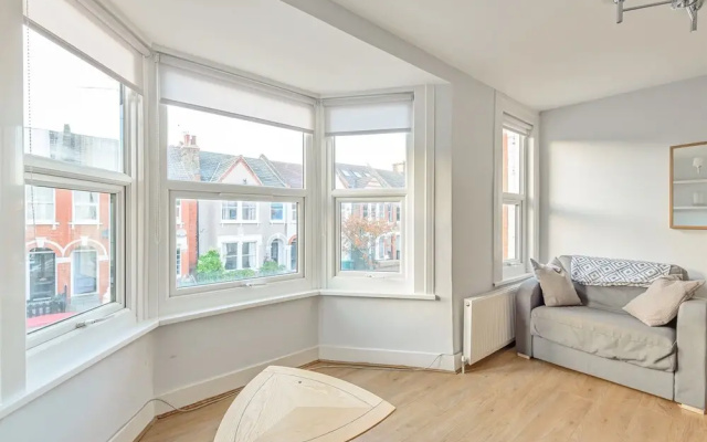Homely 1-bed Apartment in Vibrant Zone 3 London