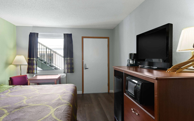 Super 8 by Wyndham Branson / Shepherd of the Hills Exwy