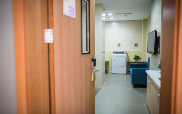 Отель Holiday Inn Express Shanghai Pujiang by IHG