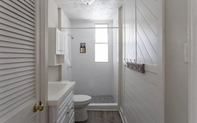 1858 Edgeland Avenue, Unit One