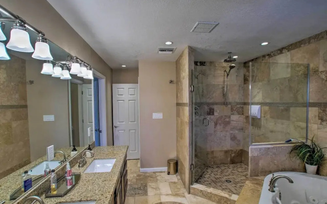 Group Getaway w/ Pool & Putting Green in Glendale