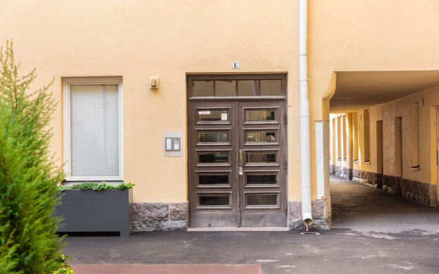 Spacious apt on Tranquil Courtyard