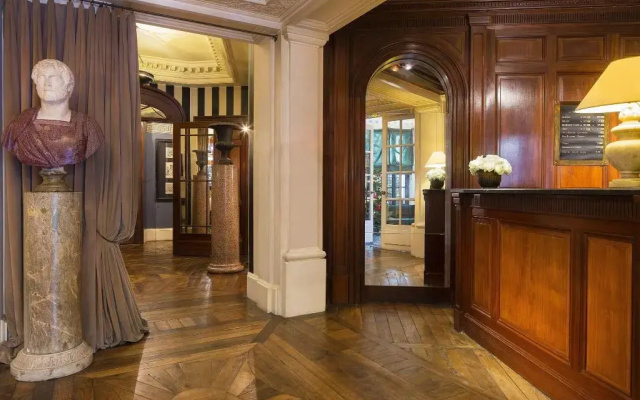 Le Dokhan’s Paris Arc de Triomphe, a Tribute Portfolio Hotel