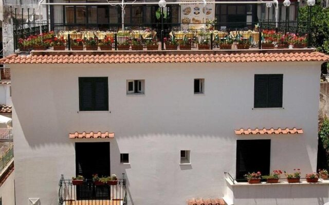 Отель Amalfi Coast Room вид на фасад