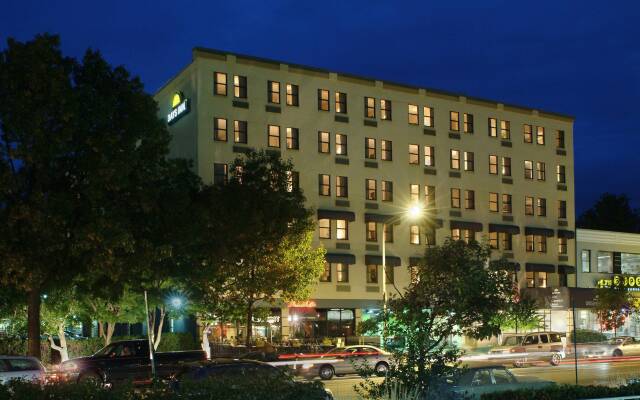 Отель Days Inn by Wyndham Washington DC/Connecticut Avenue США, Вашингтон - отзывы, цены и фото номеров - забронировать отель Days Inn by Wyndham Washington DC/Connecticut Avenue онлайн вид на фасад