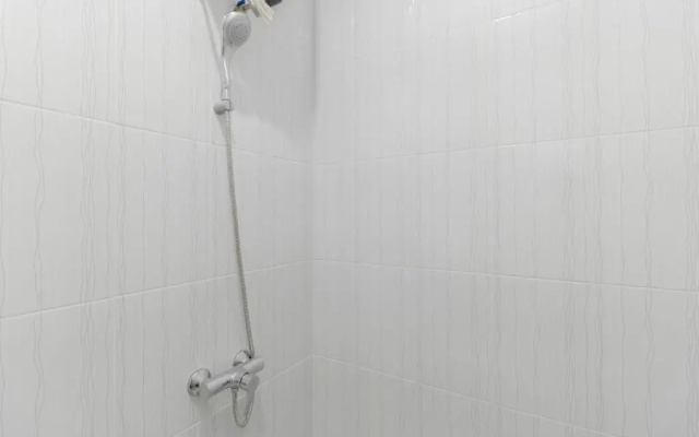 RedDoorz Plus Near Kepri Mall