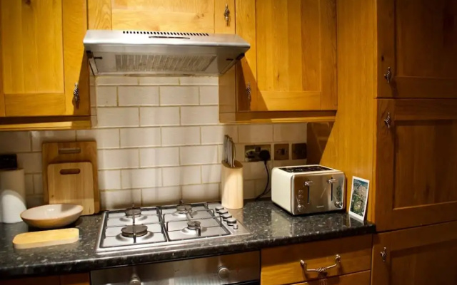 Newly Refurbed Home With Free Parking