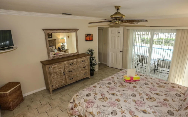 250 Albatross St. - M