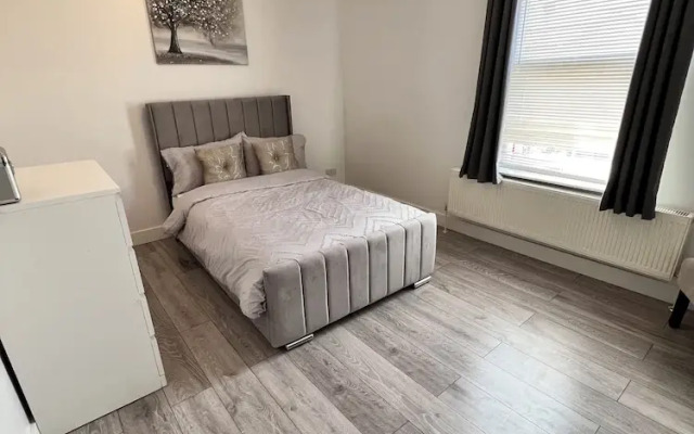Gillingham - 3 Beds - Sleeps 6 - Garden - Wifi