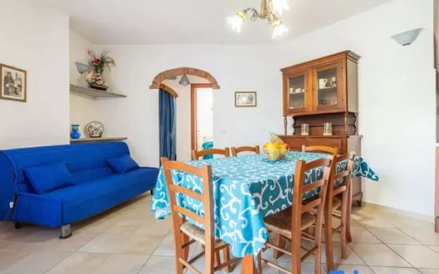 Cozy Veranda Retreat Near Budoni