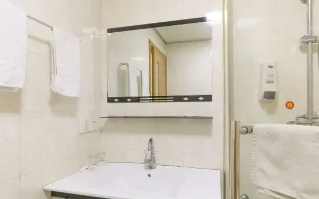 Huancheng Hotel (Huzhou Aishan Plaza Yintai Branch)