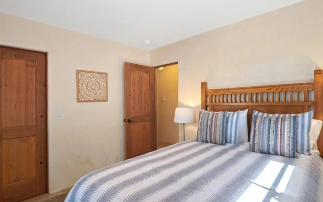 Casa Nona - Pristine Home in the Railyard District, Walk to The Plaza