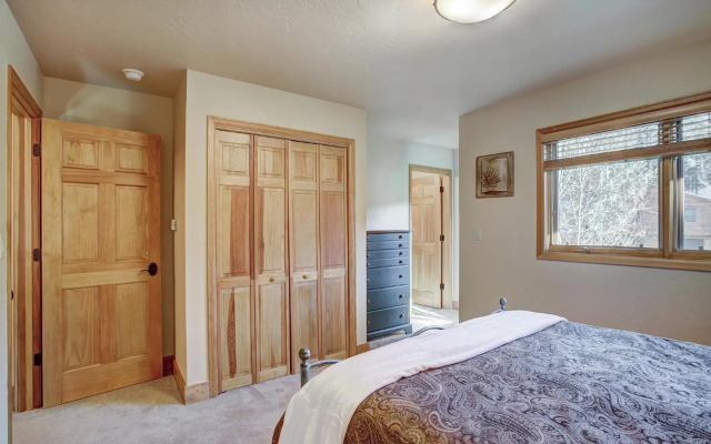 Friendly Fox Chalet 8 Bedroom Home by RedAwning