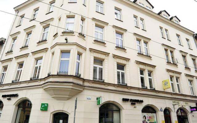 Отель Kosmopolita Rooms Польша, Краков - 1 отзыв об отеле, цены и фото номеров - забронировать отель Kosmopolita Rooms онлайн вид на фасад