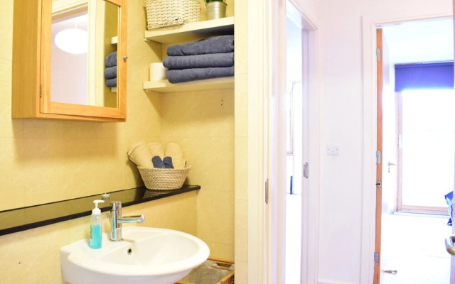 1 Bedroom Apartment On River Laffey