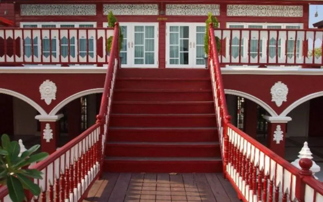 Aunruen Residence & Restaurant