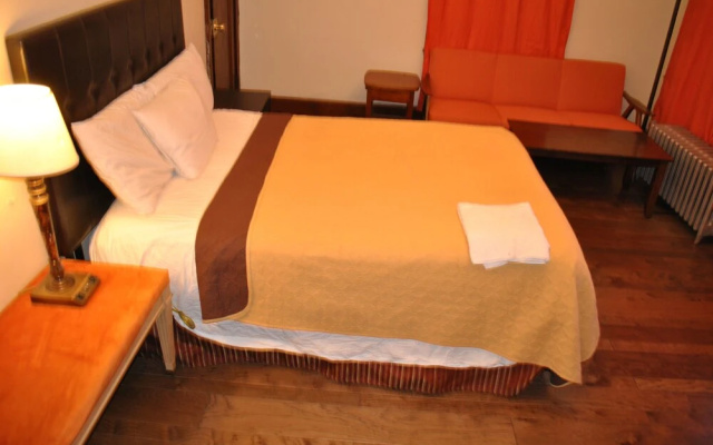 Newark Airport Room with Private Bath