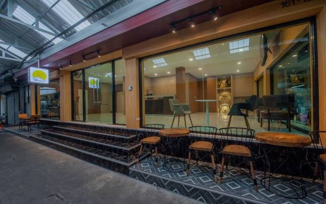 The Moon Night Hostel Бангкок вид на фасад