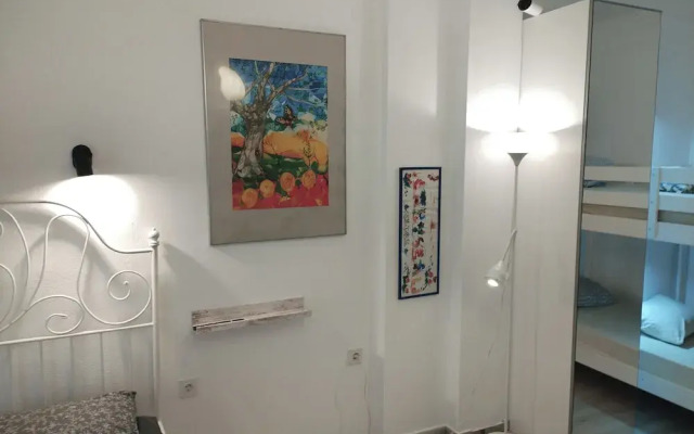 Center Apartment-sleeps5-balcony-live Neighborhood
