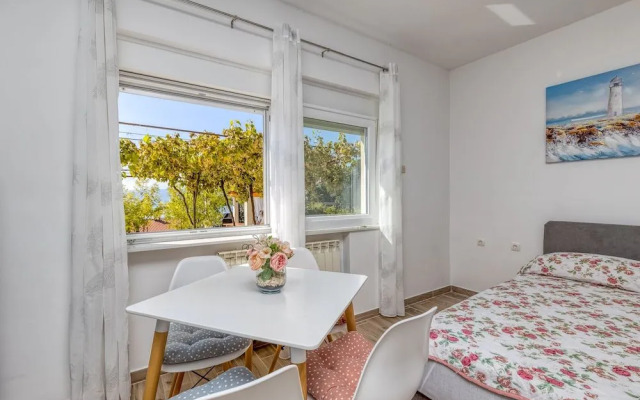 Pool And Garden Apartment Happy Sound
