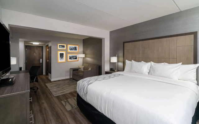 La Quinta Inn & Suites by Wyndham Raleigh Downtown North