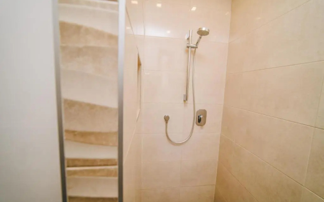 Modern Apartment Near Cathedral -best Location