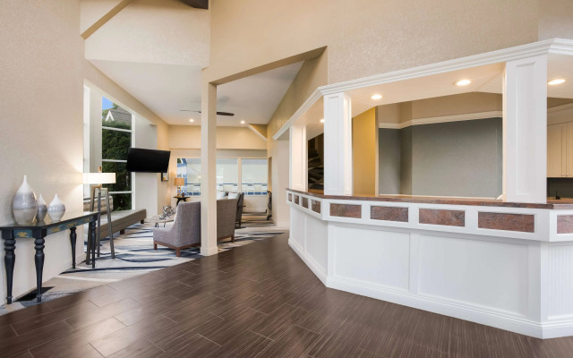 Best Western Harbour Pointe Lakefront