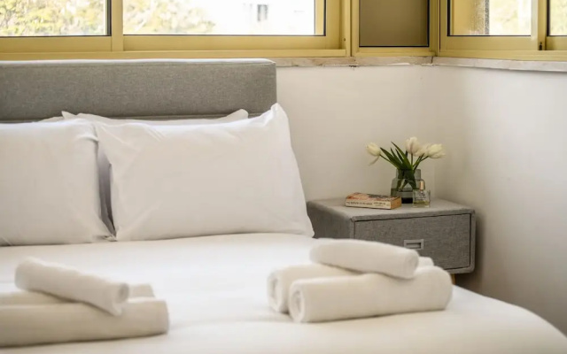 Beachside Charm on Ben Yehuda 2BR Apt
