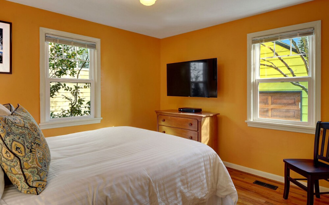 Husky Hideaway - Two Bedroom Home with Fireplace