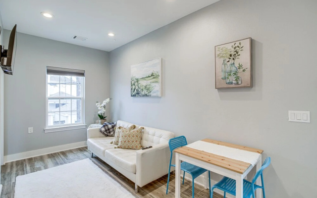 Bright Houston Retreat - 8 Mi to Downtown