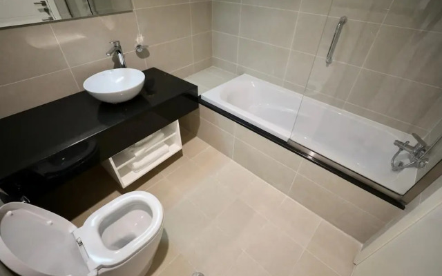 Waterfront 2 Bed Apartment Sleeps 4 With Parking