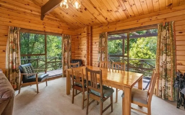 16 Chalet Cres