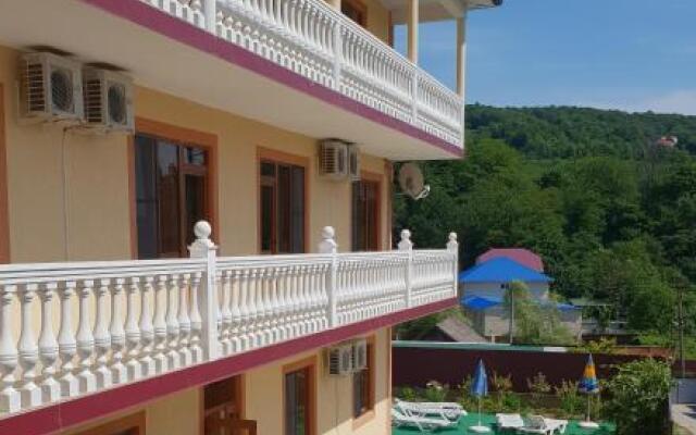 Гостиница Гостевой Дом Горное Ущелье в Сочи отзывы, цены и фото номеров - забронировать гостиницу Гостевой Дом Горное Ущелье онлайн вид на фасад