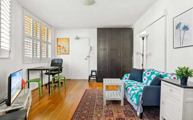 Convenient Studio in Trendy Inner-city Suburb