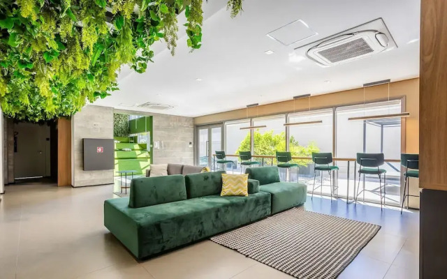 Studio w/ Balcony and 290m From the Subway Oln1702