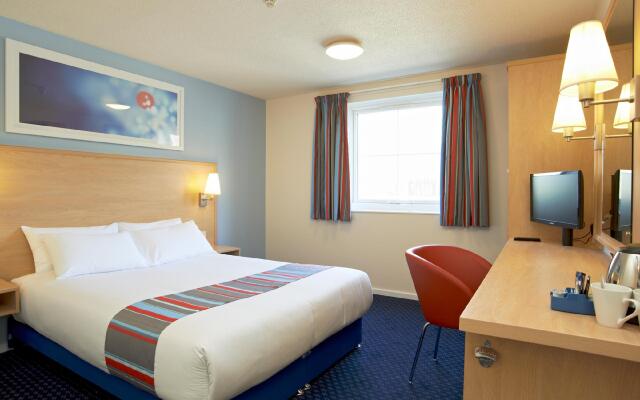 Отель Travelodge Harlow комната для гостей