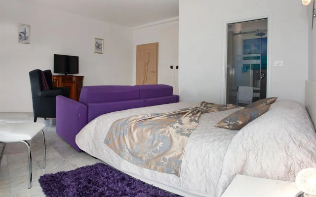 Cro Jet Set Palace