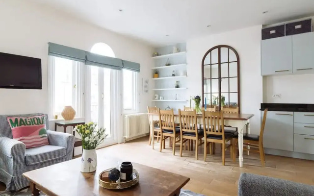 Sunny Roof Terrace Barons Court Sleeps 4-6