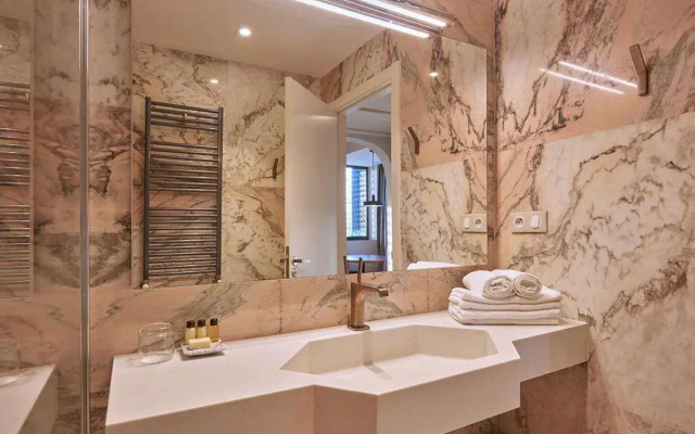 M Suite Hotel
