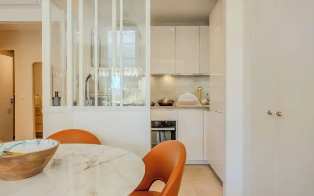 Bright, A/C Apartment With sea View - Antibes