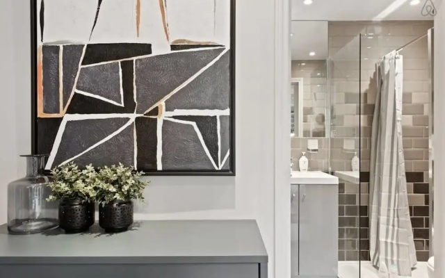 Contemporary Studio W/suspended Bed in Camden Town