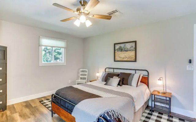 Quiet Redding Getaway ~ 7 Mi to Downtown!