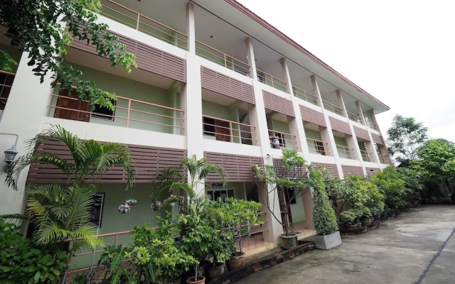 Arunroj Apartment