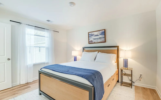 Charming Charlotte Townhome: 6 Mi to Downtown!
