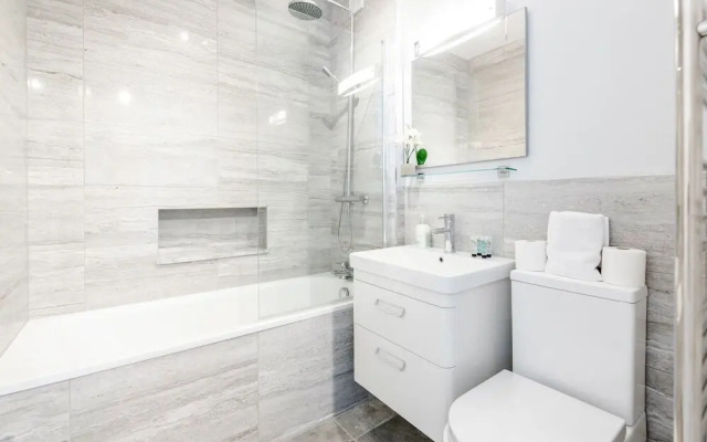 Stylish Riverview Apt with Roof Terrace