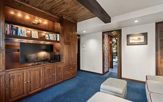 3 BR Penthouse w Hot-tub -mountain Views