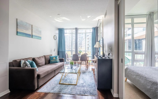 Modern Bright 1Br+Den Unit Downtown