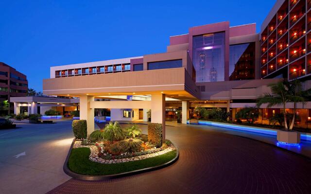 Отель Hilton Orange County/Costa Mesa вид на фасад